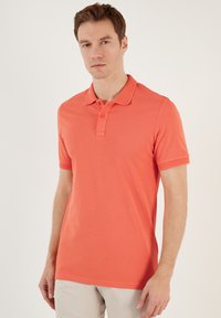 REGULAR - Bluză polo - orange