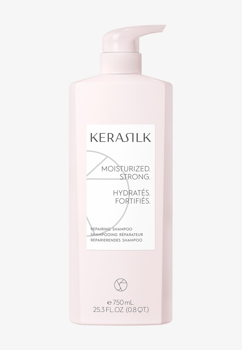 KERASILK nawilżający i wzmacniający szampon regenerujący w butelce z pompką o pojemności 750 ml w jasnoróżowym kolorze z wielojęzyczną etykietą.