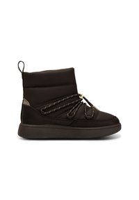 Botas de tobillo impermeables marrones con parte superior acolchada, acentos texturizados y cordones decorativos asegurados con un tope de color dorado.