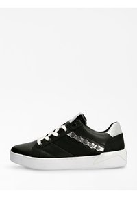 Sneaker in pelle nera con suola bianca, dettagli argentati sul tallone e sul lato. Presenta lacci bianchi e dettagli metallici decorativi lungo il lato.