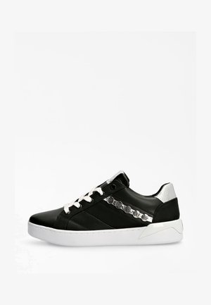 Sneaker in pelle nera con suola bianca, dettagli argentati sul tallone e sul lato. Presenta lacci bianchi e dettagli metallici decorativi lungo il lato.