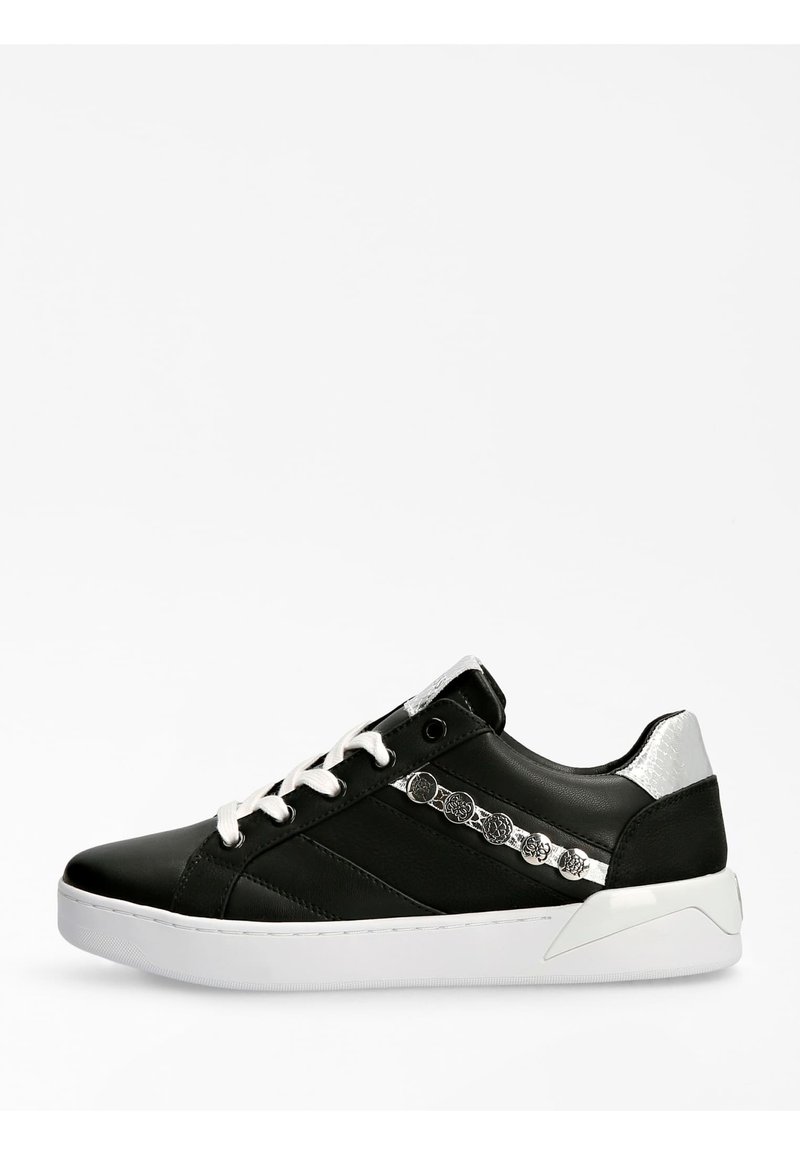 Sneaker in pelle nera con suola bianca, dettagli argentati sul tallone e sul lato. Presenta lacci bianchi e dettagli metallici decorativi lungo il lato.