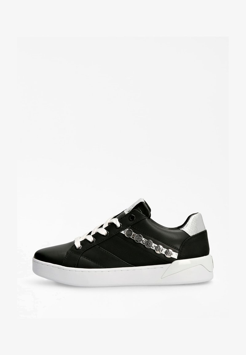 Sneaker in pelle nera con suola bianca, dettagli argentati sul tallone e sul lato. Presenta lacci bianchi e dettagli metallici decorativi lungo il lato.