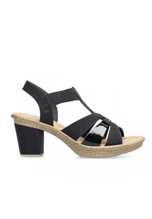 Sandale à talons noirs avec des brides en cuir texturé, accents noirs brillants et plateforme en jute tissée. Design à bout ouvert et sangle arrière ajustable.