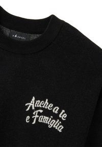 Maglione nero con scollo rotondo, caratterizzato da testo ricamato bianco che recita "Anche a te e Famiglia" sul davanti, realizzato in tessuto morbido.