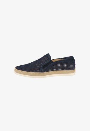 Marineblaue Slipper aus perforiertem Material mit einer beigen Sohle, ausgestattet mit elastischen Seitenpanelen und Nahtakzenten.