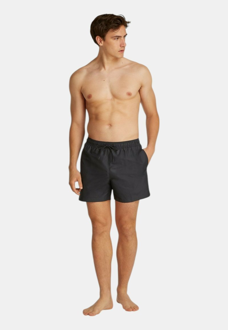 Costumi da bagno grigio scuro realizzati in tessuto leggero, con vita elastica e coulisse, dotati di tasche laterali e di una lunghezza corta.