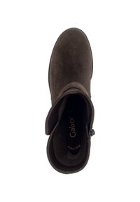 Bottines en cuir suédé marron avec un bout arrondi, fermeture éclair sur le côté et une tige texturée. L'étiquette à l'intérieur indique "Gabor, meilleur ajustement."