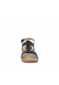 Sandal blu con cinturino regolabile, dettagli circolari in legno e soletta perforata. Presenta cuciture decorative e una suola simile al sughero.
