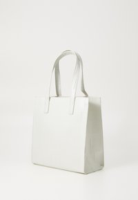 Weiße Tote-Tasche aus Kunstleder mit strukturiertem Krokodilmuster, rechteckiger Form, flachen Griffen und stabilem Boden. Keine sichtbaren Beschläge oder Akzente.