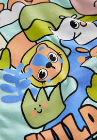 Material colorat cu animale de desene animate și plante într-un design jucăuș. Culorile predominante sunt albastru, verde, piersică și alb.