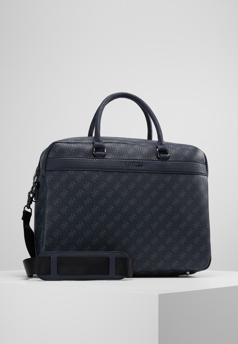 Sac en cuir texturé bleu foncé avec deux poignées supérieures et une bandoulière amovible, présentant un design de logo à motif et une finition lisse.