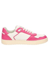 Witte en roze sneakers met een gestructureerde leren bovenkant, geperforeerde neus, contrasterende zool en platte veters. Voorzien van een zijventilatie voor ademend vermogen.