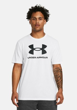 Hvid bomulds T-shirt med et stort sort Under Armour-logo og tekst i midten, korte ærmer og en afslappet pasform.