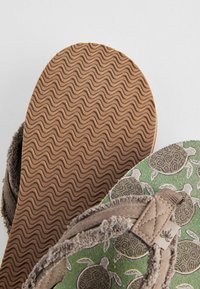 Next FLIP FLOPS REGULAR FIT - T veida siksniņu sandales - khaki green