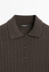Brązowa dzianinowa koszulka polo o żebrowanej fakturze, z kołnierzykiem, trzema czarnymi guzikami oraz metką z napisem "Massimo Dutti".