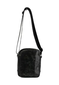 Borsa a spalla in pelle nera con finitura testurizzata, dotata di chiusura a zip e tracolla regolabile. Logo embossato sul davanti.
