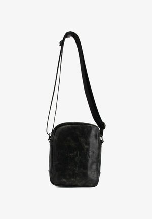 Borsa a spalla in pelle nera con finitura testurizzata, dotata di chiusura a zip e tracolla regolabile. Logo embossato sul davanti.