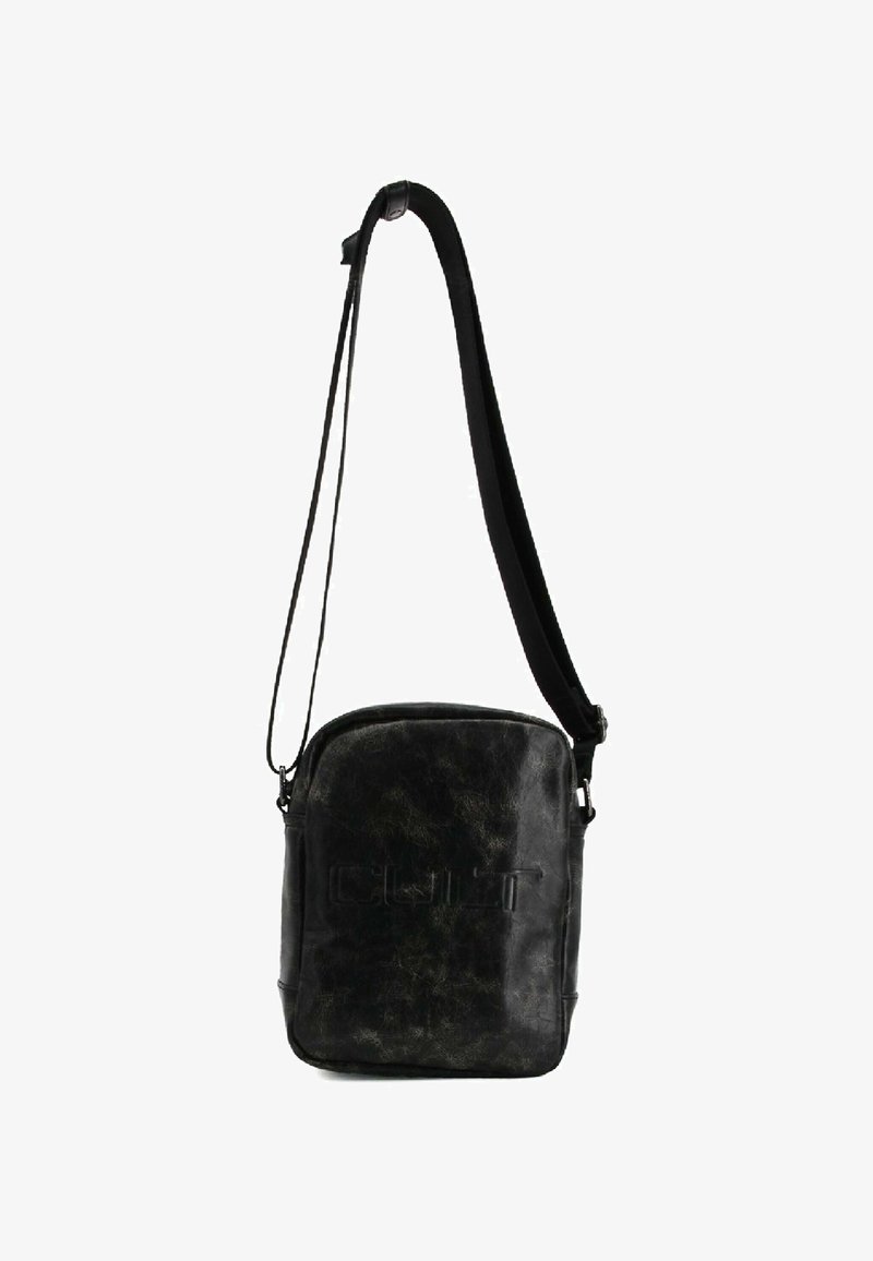 Borsa a spalla in pelle nera con finitura testurizzata, dotata di chiusura a zip e tracolla regolabile. Logo embossato sul davanti.