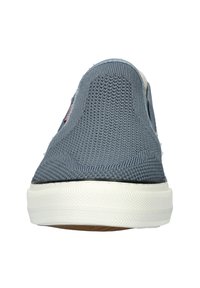 Klasické slip-on tenisky s pleteným modrým svrškem, bílou mezipodešví a texturovanou gumovou podešví. Mají elastické boční detaily pro pohodlí.