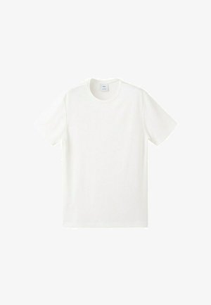 Einfaches weißes T-Shirt mit kurzen Ärmeln und Rundhalsausschnitt, flach liegend, Vorderansicht zeigend mit sichtbarem Etikett im Kragen.