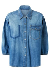 Camicia di denim leggera color blu con chiusura a bottoni, colletto a punta e taschino sul petto. Presenta maniche arricciate e un accento a forma di U sul davanti.