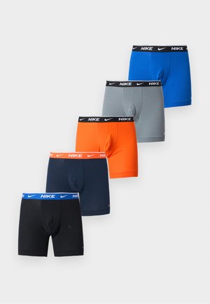 Πέντε ζευγάρια ανδρικά μποξεράκια Nike σε μαύρο, ναυτικό μπλε, πορτοκαλί, γκρι και μπλε, το καθένα με ζωνάρι με το λογότυπο σε αντίστοιχο ή μαύρο χρώμα.