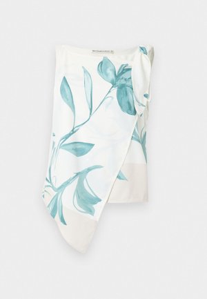 Leichte Stoffwickel mit einem aquafarbenen Blumendesign auf weißem Hintergrund. Er verfügt über ein Knoten-Detail an einer Schulter und hat eine glatte Textur.