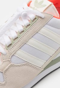 Adidas Originals Zx 500 Unisex Sneaker Low Offwhite Footwear White Halo Green Offwhite Zalando De