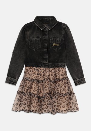 Top de ganga preta com um vestido de camadas em ruffle com estampa de leopardo. Apresenta dois bolsos no peito e "Guess" bordado em dourado no topo.
