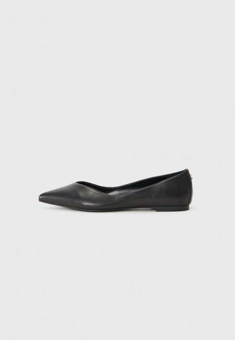 Sorte skinn ballet flats med spiss tå, lav hæl og glatt tekstur. Minimalistisk design med en subtil siddeaksel.