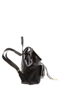 Borsa in pelle nera con forma arrotondata, chiusura a coulisse e tracolla regolabile. Presenta finiture in oro e una tasca laterale.
