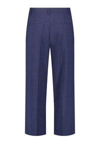 Marineblauwe wijde broek gemaakt van lichtgewicht stof. Bevat twee achterzakken en een nette tailleband met subtiele stikdetails.