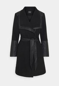 Abrigo negro con cuello chal, detalles de cuero en los hombros y las mangas, cintura con cinturón y mangas de cuero texturizado.