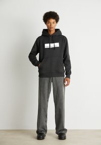 Calvin Klein Jeans HYPER REAL BOX LOGO GENDERLESS UNISEX - Jersey con capucha - black
