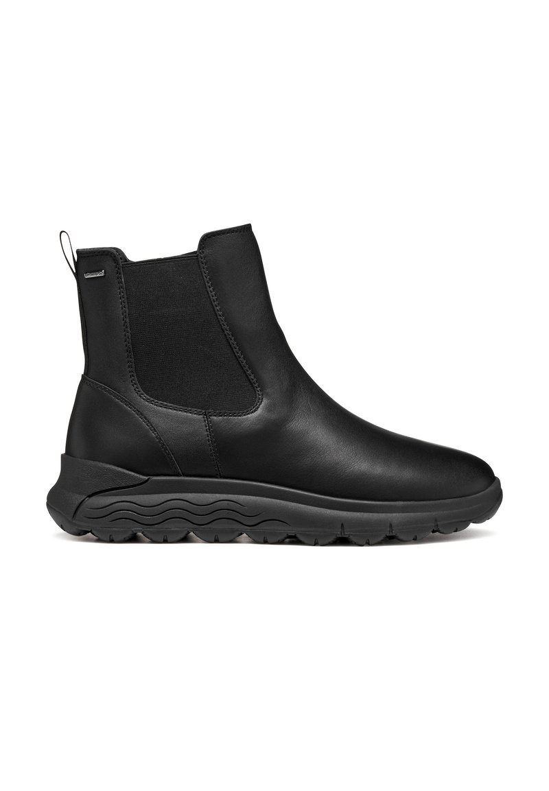 Botas de cuero negro hasta el tobillo con paneles elásticos laterales, puntera redondeada y suela de goma texturizada con un patrón en forma de ola. Con lengüeta en la parte posterior.