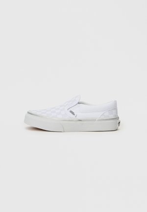 Baskets blanches à enfiler avec un motif à damier, tige en textile, semelle en caoutchouc, et logo Vans sur le côté. Forme plate avec un bout arrondi.