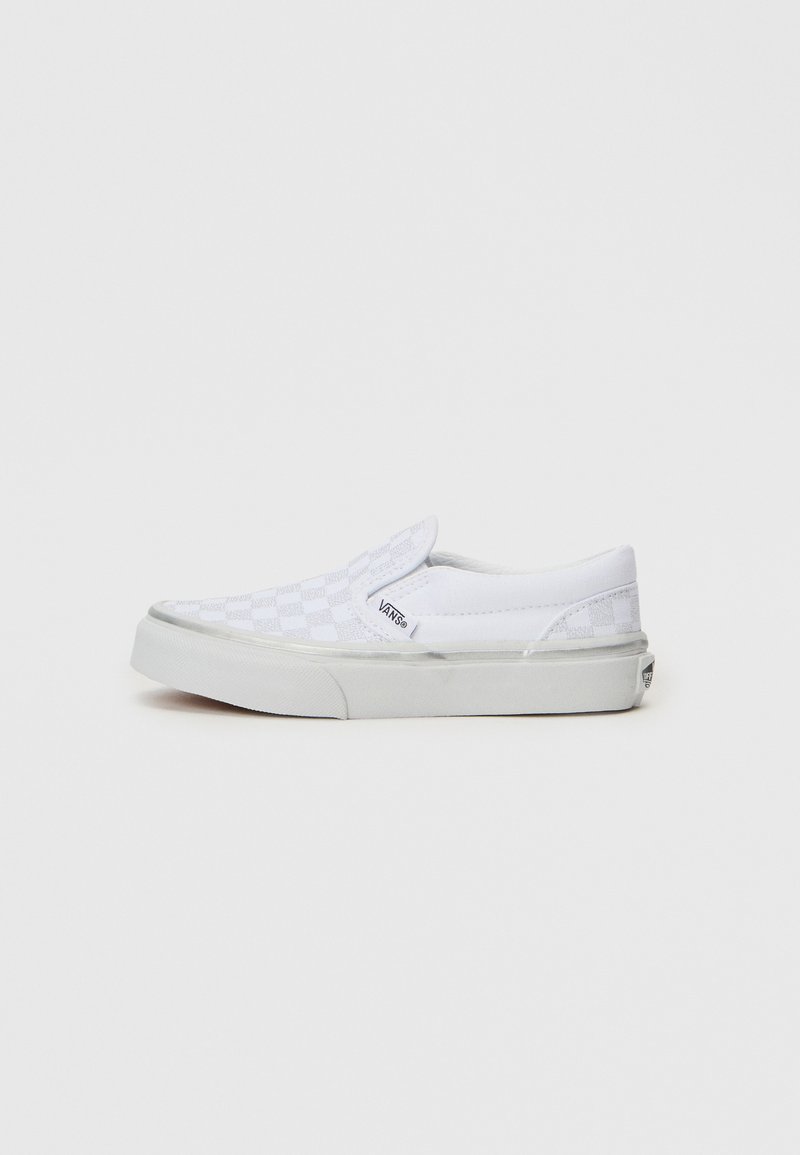 Białe sneakersy na płaskiej podeszwie z wzorem w kratkę, tekstylna cholewka, gumowa podeszwa oraz logo Vans z boku. Płaski kształt z zaokrąglonymi palcami.