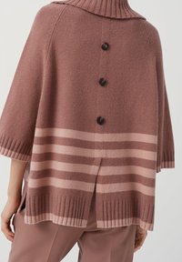 Neulepusero ponchon tyyliin tuhkanpunaisena, jossa on resorikaulus, kolme tummaa nappia takana ja vaaleamman sävyiset vaakaraidat.