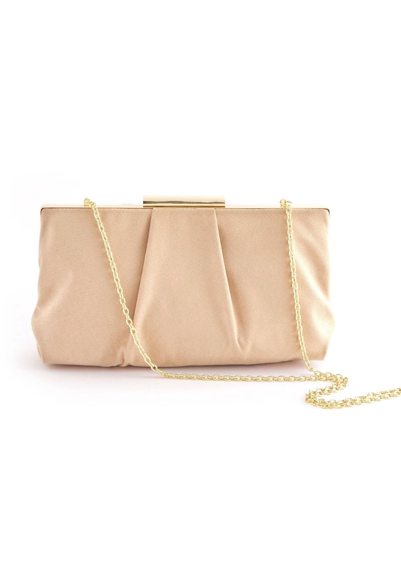Beżowa torebka kopertówka z plisowanym wzorem, złotymi akcentami i odczepianym łańcuszkiem. Gładka tekstura i strukturalny prostokątny kształt.