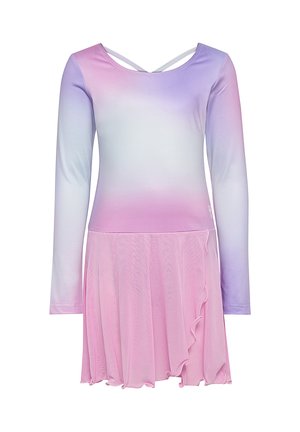Langærmet kjole med gradient fra lilla til pink top og lys pink flydende nederdel med flæsekant, designet til dans eller optræden.