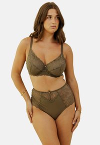 Ensemble de lingerie vert olive avec des détails en dentelle florale, comprenant un soutien-gorge structuré et une culotte taille haute avec des bords festonnés.