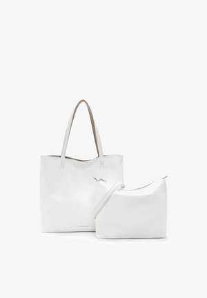 Deux sacs blancs : un grand fourre-tout avec une texture lisse et de longues poignées, associé à une petite pochette zippée avec une bandoulière et une forme arrondie.