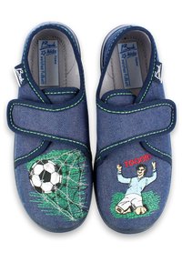 Blauwe denim kinderschoenen met groene accenten. De linker schoen heeft een voetbal en een doel; de rechter schoen toont een feestende speler. Klittenbandsluitingen.