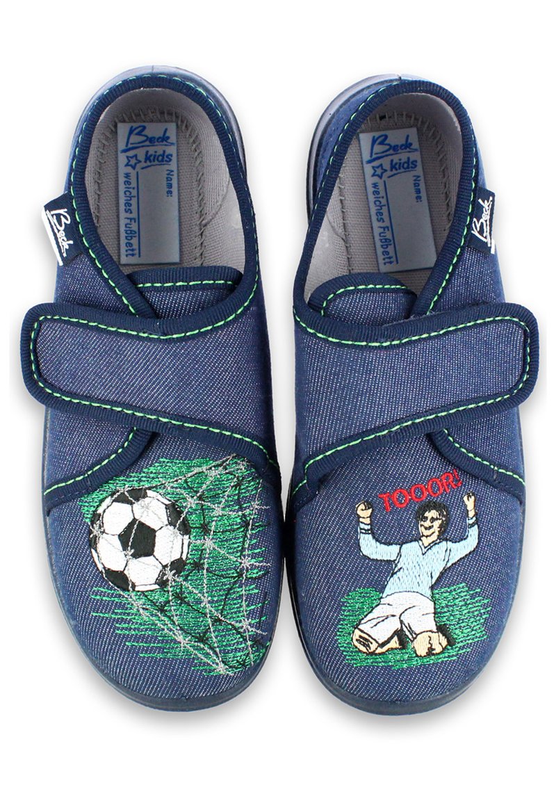 Blauwe denim kinderschoenen met groene accenten. De linker schoen heeft een voetbal en een doel; de rechter schoen toont een feestende speler. Klittenbandsluitingen.