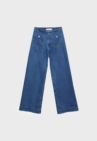 Jeans de mezclilla azul de pierna ancha con cierre de botón, dos bolsillos frontales y dos bolsillos traseros. Textura suave con detalles de costura visibles.