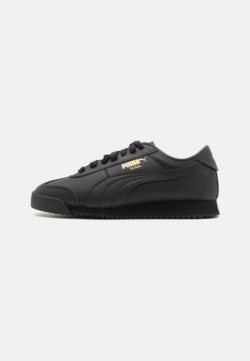 Baskets Puma Roma en cuir noir avec logo doré, lacets noirs et semelle texturée sur fond neutre, vue de côté.