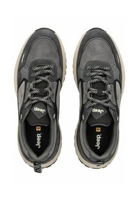 Tmavě šedé sportovní boty s texturovaným svrchním dílem z semiše a síťoviny, s šedými tkaničkami, polstrovanou podrážkou a akcentem loga.