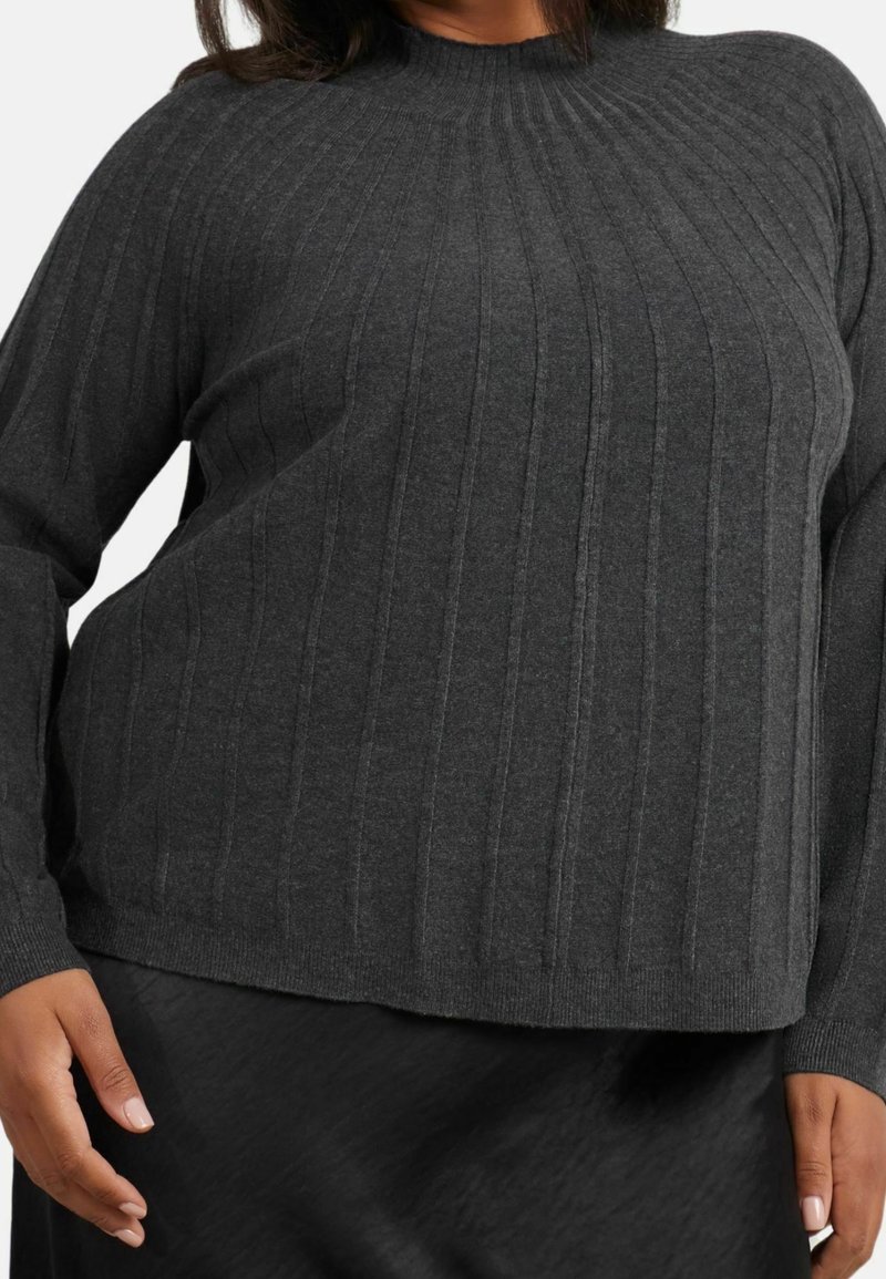 Schwarzer Pullover aus geripptem Strickstoff, mit Rundhalsausschnitt und langen Ärmeln, gezeigt mit einem glatten schwarzen Rock.