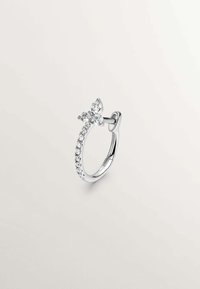 Pendiente de aro de plata con un diseño de mariposa que incluye tres piedras preciosas transparentes y una fila de piedras más pequeñas a lo largo de la banda, acabado pulido.